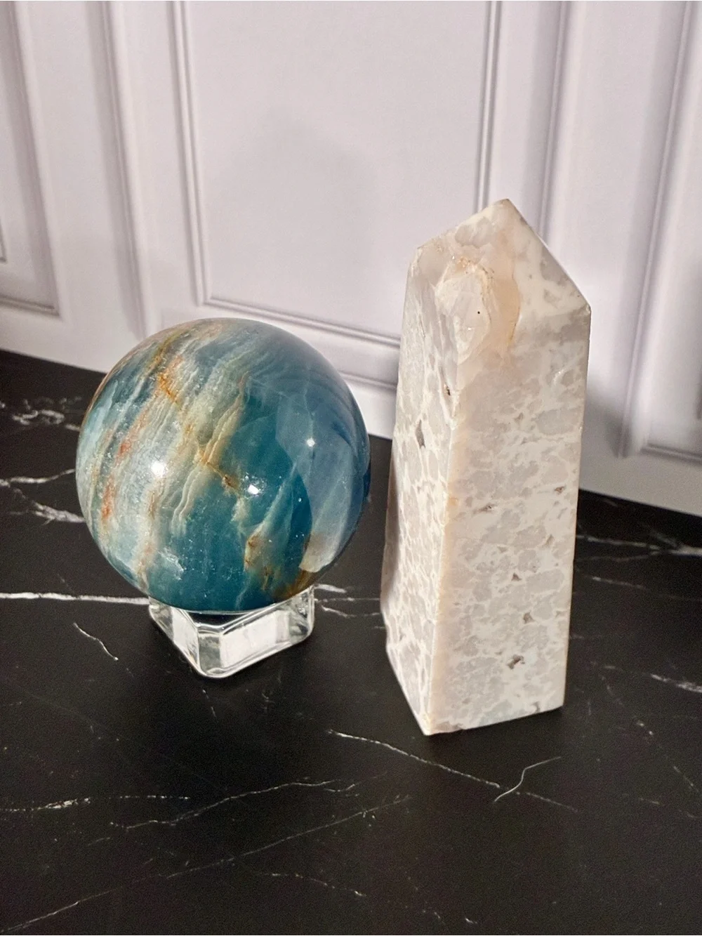Tidal Dream Blue Onyx Sphere 50mm / 192g FREE White Plume Agate Tower